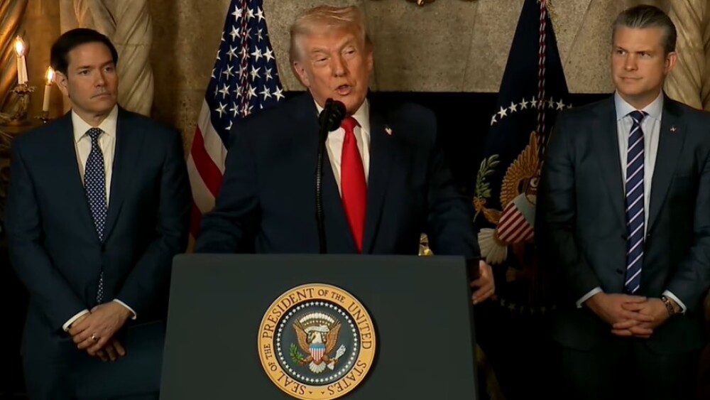 Trump faz anúncio ao lado de secretário de Guerra dos Estados Unidos