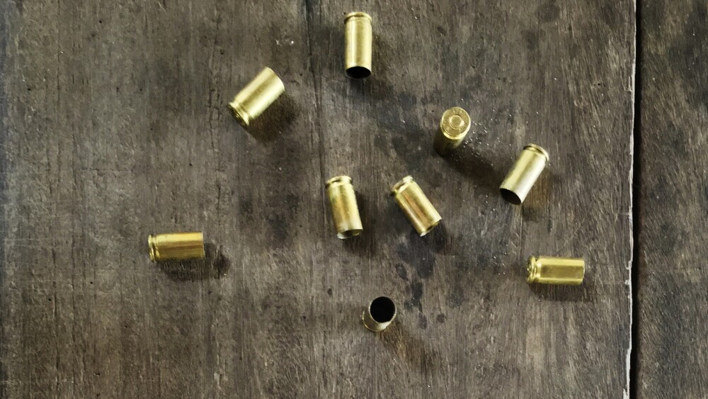 Foto mostra cartuchos de arma de fogo