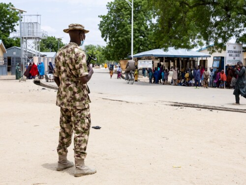 Homens armados sequestram 25 alunas e matam vice-diretor de escola