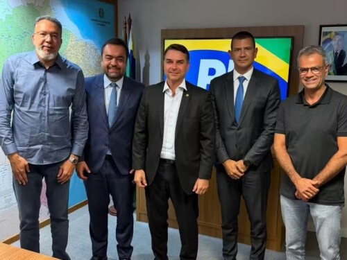 Flávio Bolsonaro (ao centro) bateu o martelo para indicar Marcio Canella (primeiro à esquerda), Castro, Douglas Ruas e Rogério Lisboa (à direita) para a chapa do PL no Rio