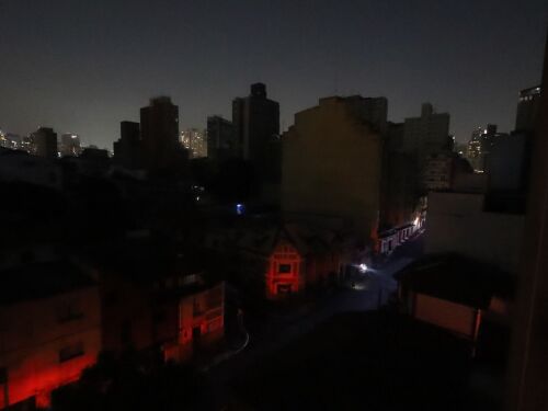 Apagão: interferência no Sistema Interligado Nacional deixa milhares sem luz no país