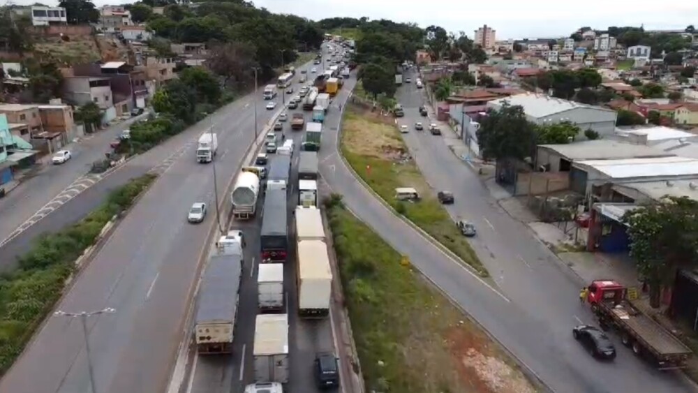 carreta tomba anel rodoviário congestionamento.jpg