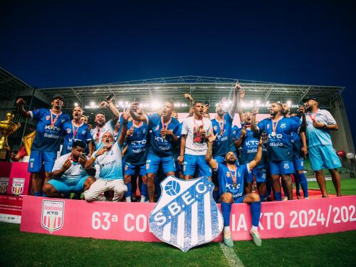 Time do São Bernardo comemora título da 63ª Copa Itatiaia