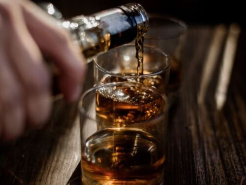 Bebidas contaminadas: antídoto contra metanol deve chegar ao Brasil nesta semana