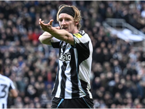 Antony Gordon, autor de um dos gols da vitória do Newcastle