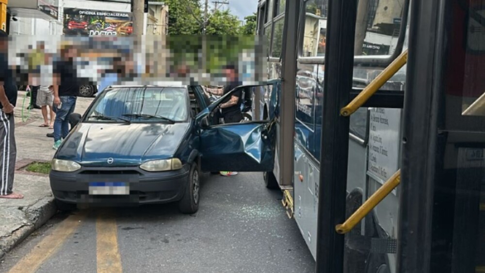 Motorista abre porta de carro e é atingido por ônibus em BH