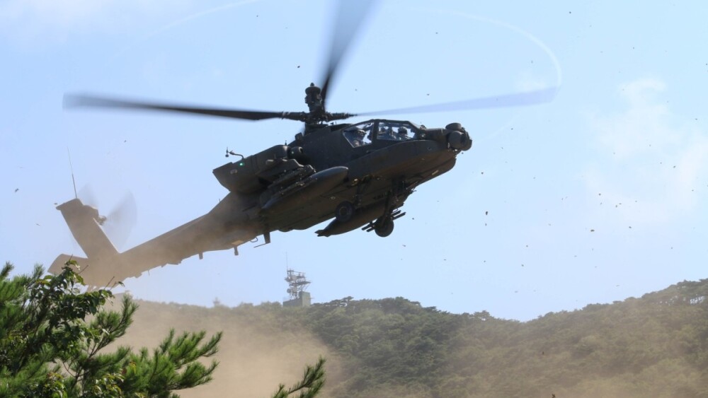 Pilotos do Exército dos EUA pilotam um helicóptero AH-64 Apache durante o exercício Ulchi Freedom Shield na Ilha de Daju, Coreia do Sul, em 21 de agosto de 2025.