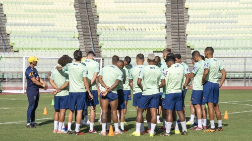 Jogadores da seleção Brasileira antes de treinamento em Caracas para o Pré-Olímpico de futebol masculino