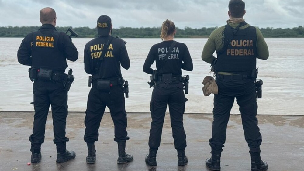 Foto mostra agentes da Polícia Federal em operação no Amazonas