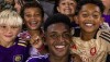 Alex Freeman, jogador do Orlando City, ao lado de torcedores mirins