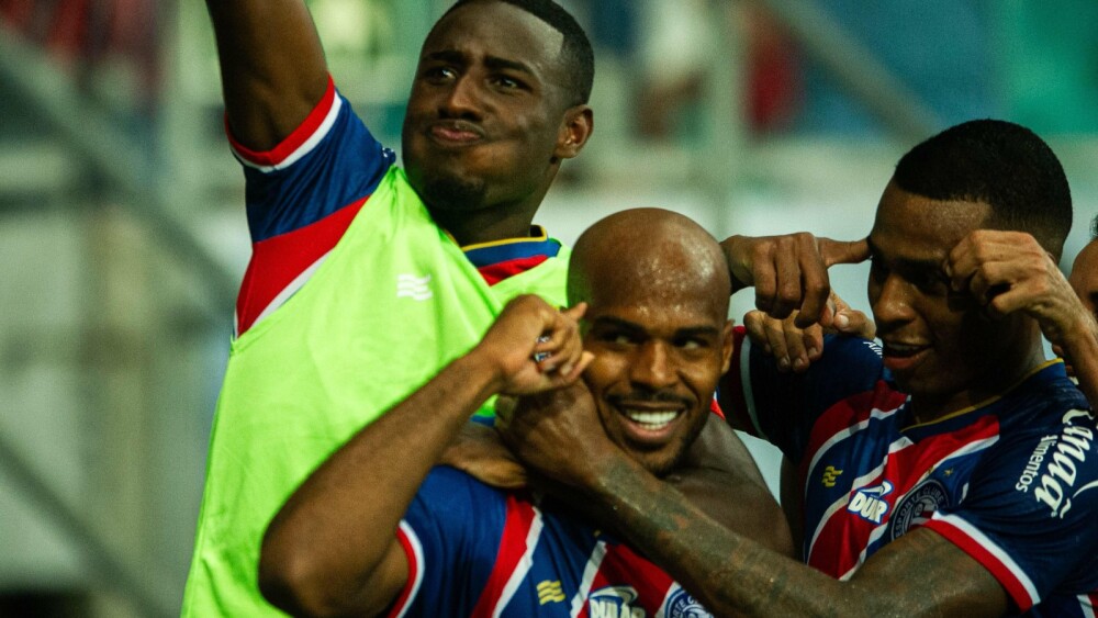 Estupiñan comemora gol do Bahia sobre o Cruzeiro