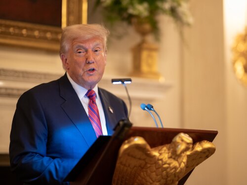 EUA anunciam tarifa de 25% contra países que negociarem com o Irã