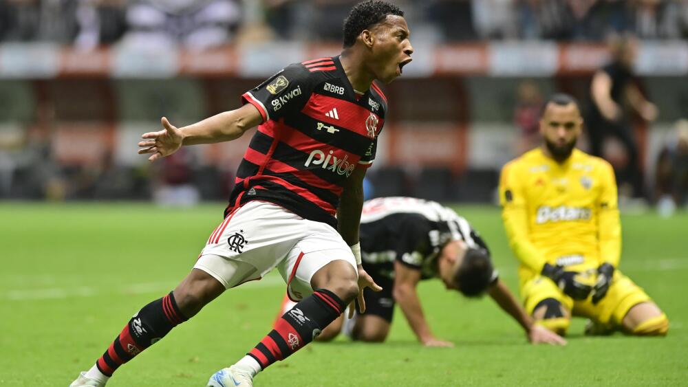 Plata marcou de cobertura e deu a vitória ao Flamengo sobre o Atlético na Arena MRV