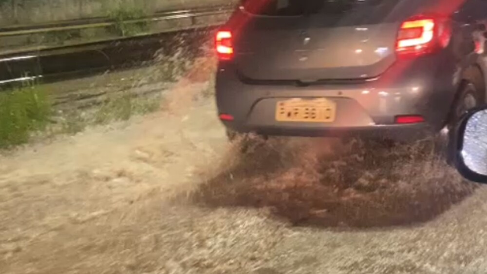 Foto mostra alagamento em trecho da Via Expressa, em Belo Horizonte
