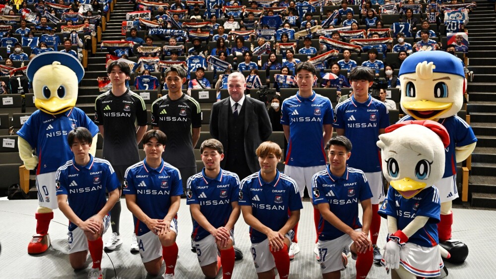 Além da venda do Yokohama Marinos, a empresa também está negociando a redução de seu contrato de naming rights do estádio internacional de Yokohama
