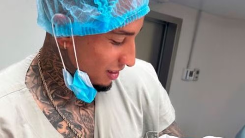 Juan Izquierdo com o filho recém-nascido