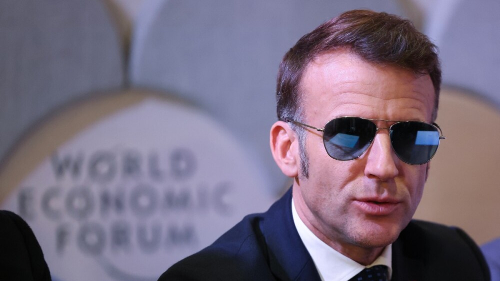 Entenda por que Macron usou óculos escuros durante discurso no Fórum Econômico Mundial
