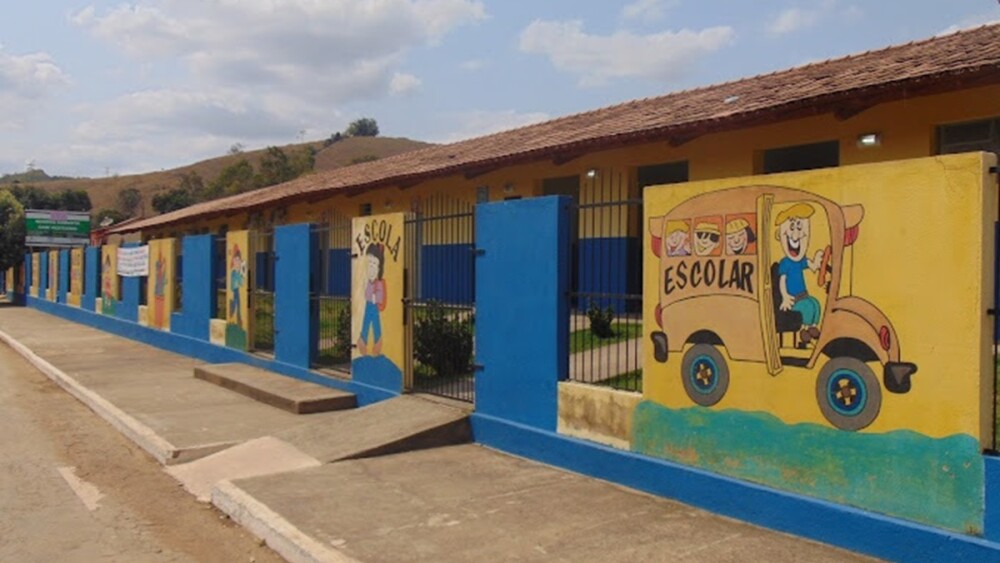 Foto mostra fachada de escola em Taparuba (MG)