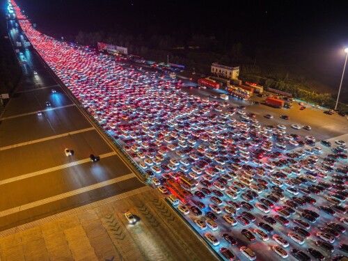 Volta de feriadão na China tem engarrafamento de 24h com milhares de carros; veja