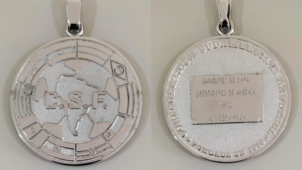 Medalha guardada por Wellington Fajardo de vice-campeão entregue ao Cruzeiro após final da Supercopa Libertadores perdida para o Racing em 1988