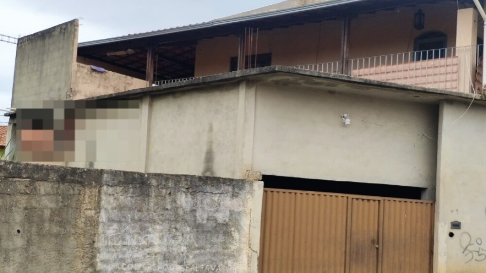 Cachorro pendurado em corrente santa luzia