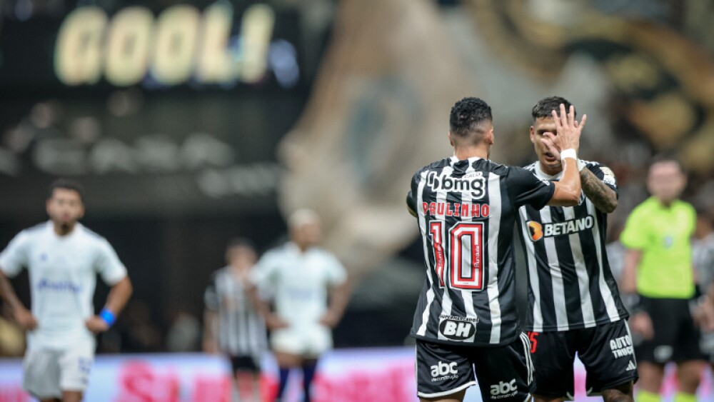 Paulinho comemora, com Zaracho, gol no clássico contra o Cruzeiro, na Arena MRV