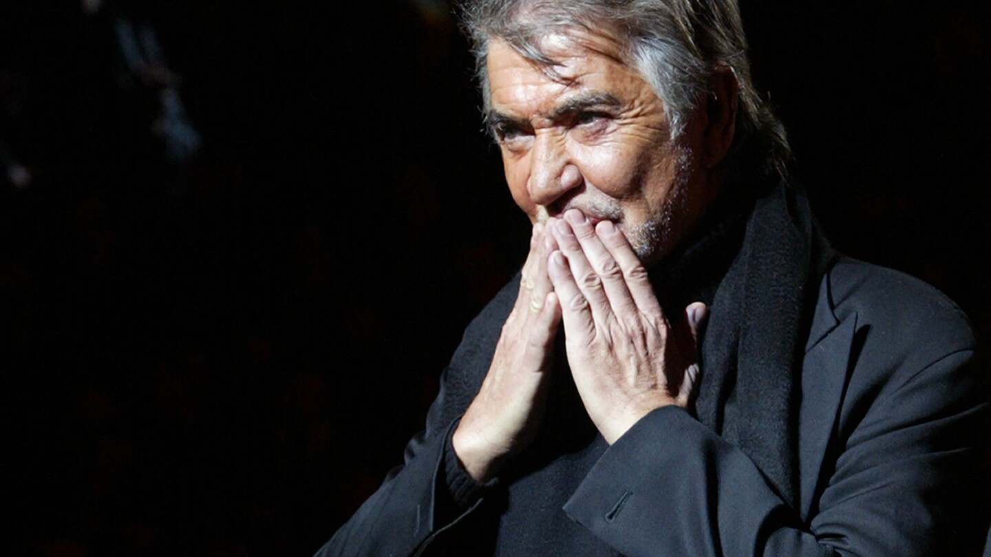 È morto all'età di 83 anni Roberto Cavalli, lo stilista italiano È morto all'età di 83 anni Roberto Cavalli, lo stilista italiano