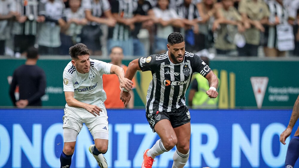 Jogadores de Atlético e Cruzeiro durante jogo na Arena MRV, em Belo Horizonte