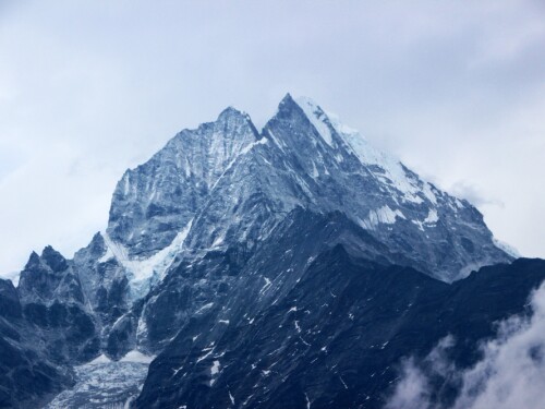 Alpinistas presos no Everest após nevasca são resgatados