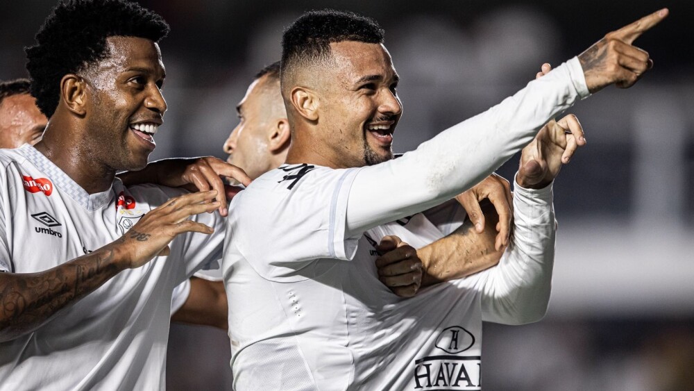 Zé Ivaldo comemorando gol sobre o Atlético