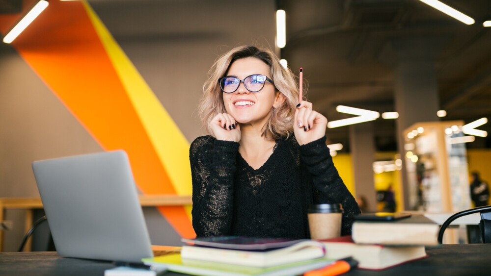 Mulher sorrindo no ambiente trabalho
