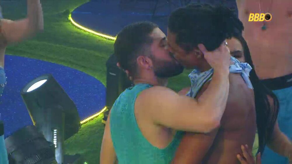 BBB 26: Breno e Marcelo protagonizam primeiro beijo da edição - Rádio Itatiaia