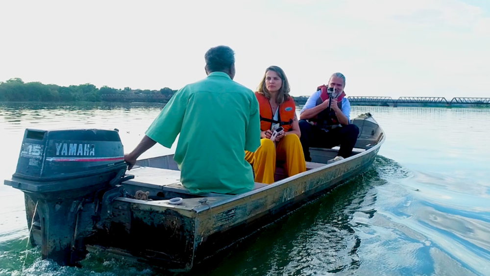 Foto mostra os jornalistas Odilon Amaral e Juliana Perdigão durante gravação no rio São Francisco, em Minas Gerais