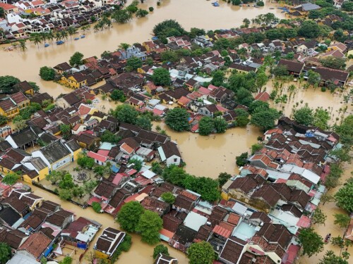 Inundações no Vietnã deixam ao menos 40 mortos; país se prepara para chegada de tufão