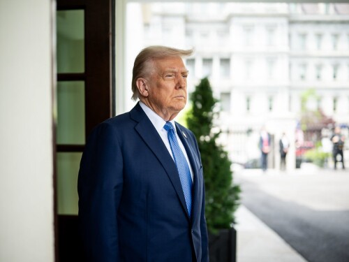 Trump anuncia decreto para proibir regulação da IA nos EUA