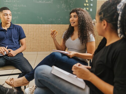 três estudantes em sala de aula