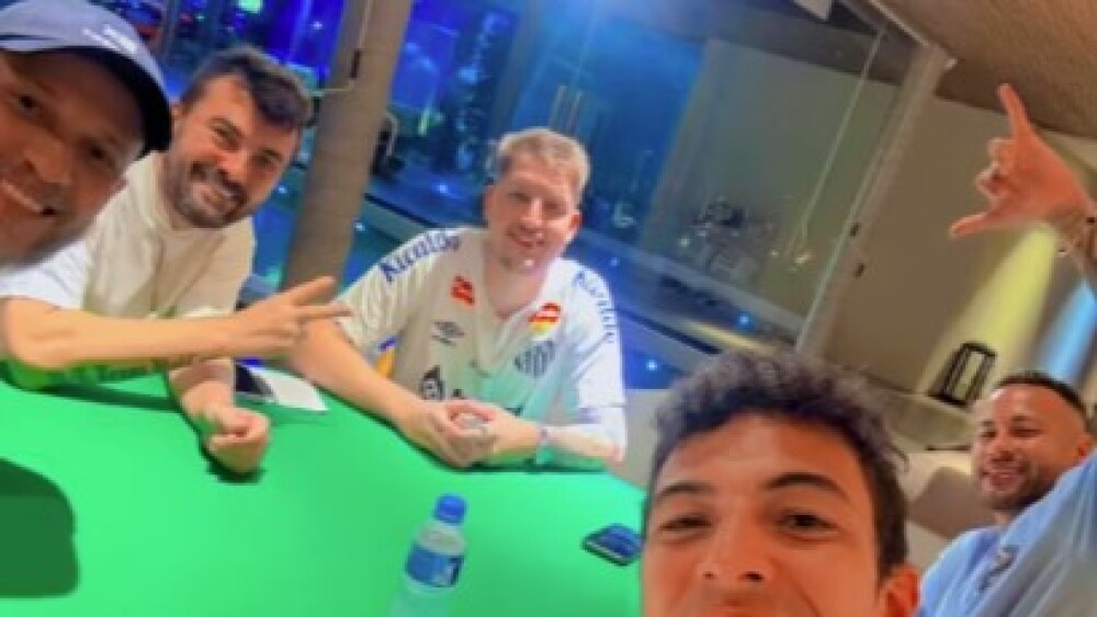 Neymar jogando baralho com os amigos na madrugada da segunda de Carnaval de 2025