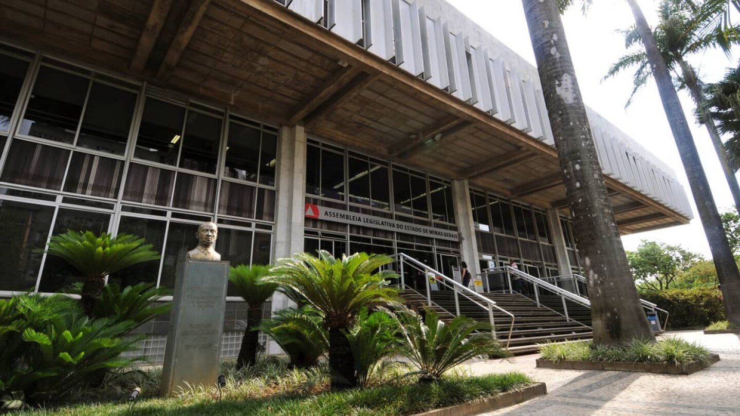 Reajuste para servidores do MP, Defensoria, TCE e Tribunal de Justiça começa a tramitar na Assembleia - Rádio Itatiaia