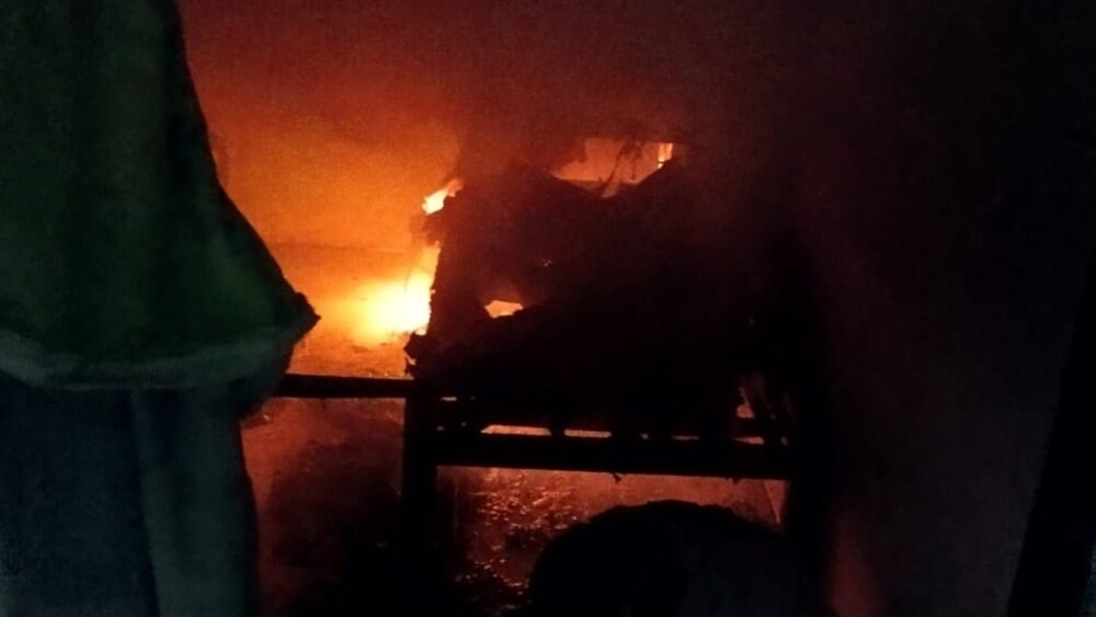 Foto mostra casa incendiada em São Gonçalo do Pará (MG)