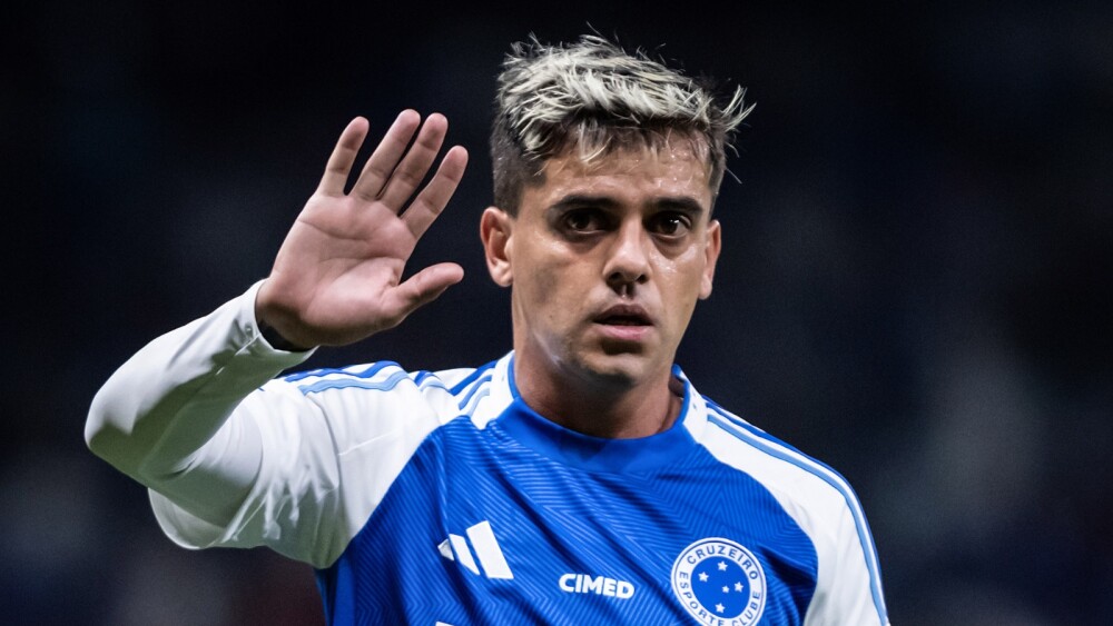 Fagner em ação pelo Cruzeiro