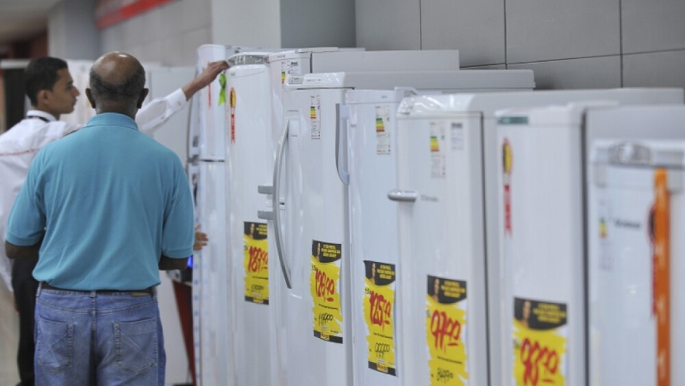 Homem contrata manutenção de geladeira e atira contra técnicos em Contagem