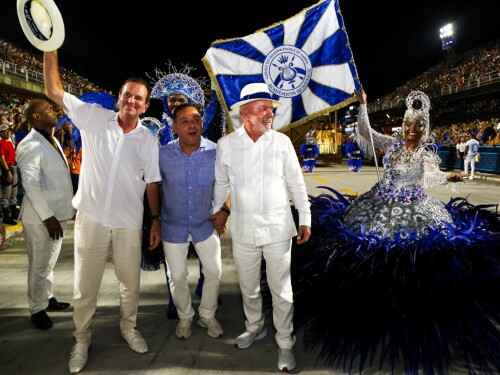 Homenageado na Sapucaí, Lula evita polêmica e diz que só assistiu ao desfile