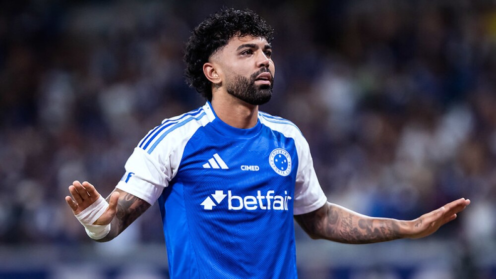 Gabigol comemora gol com a camisa do Cruzeiro