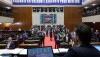 Em primeiro plano, de costas, Tadeu Martins Leite (MDB), o presidente da Assembleia, comanda reunião notívaga no plenário