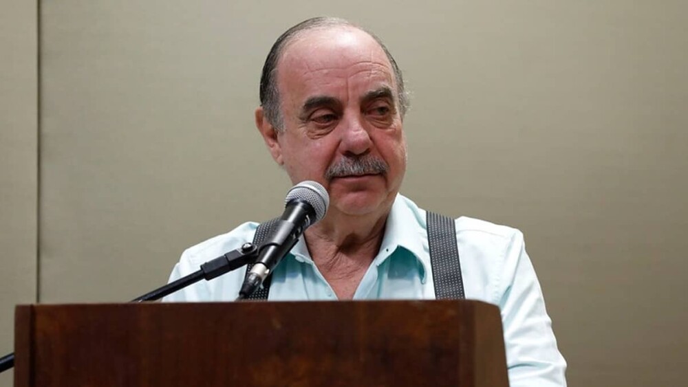 Fuad Noman, prefeito de Belo Horizonte. Homem branco, com cabelos brancos, bigode branco, camisa azul claro e suspensório.