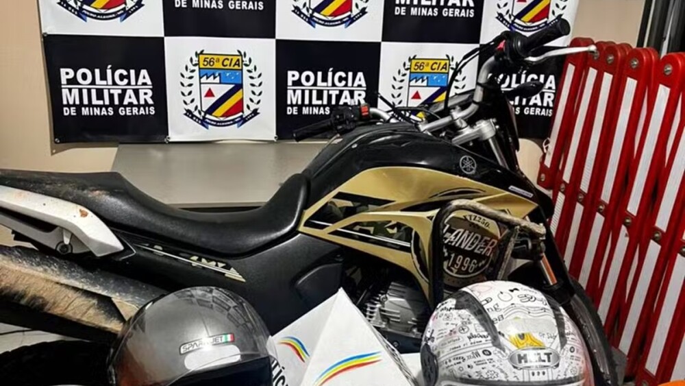 Foto mostra motocicleta e capacetes roubados em Pouso Alegre (MG)