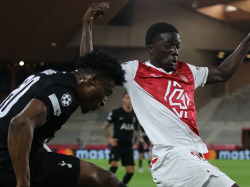 Jogadores de Monaco e Tottenham em ação pela Uefa Champions League