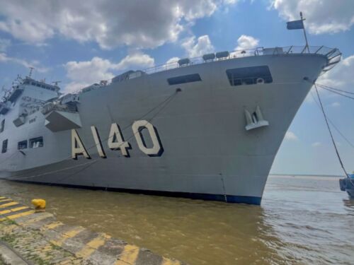 Maior navio de guerra da América Latina participa de exercício militar no Brasil