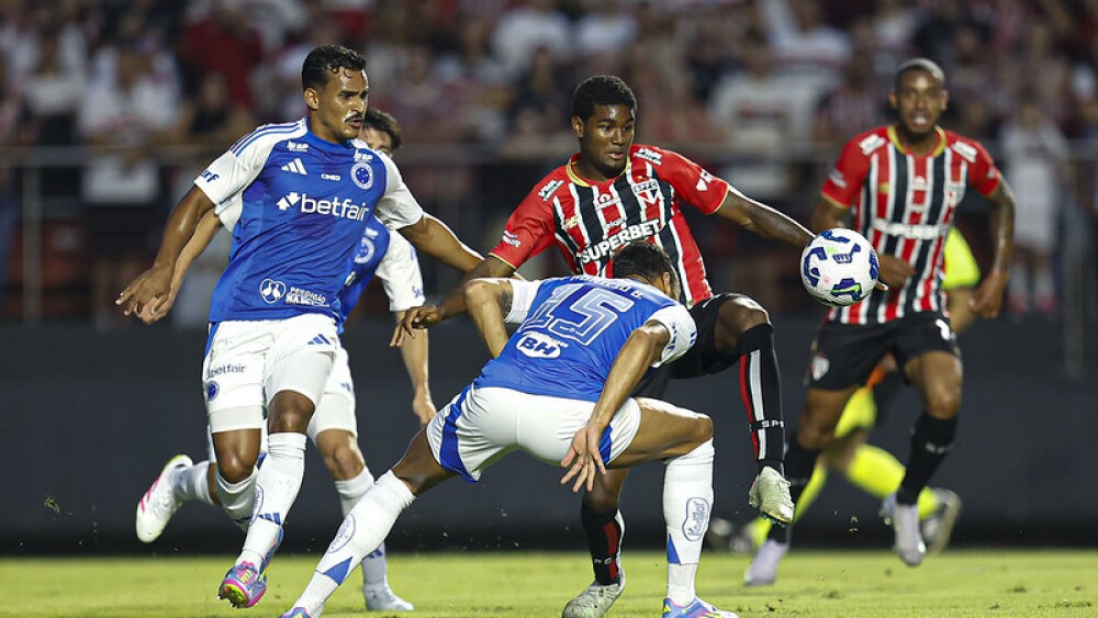 Kaiki Bruno, Fabrício Bruno e Lucas Ferreira em disputa de bola de jogo entre Cruzeiro e São Paulo no MorumBis pelo Brasileirão de 2025