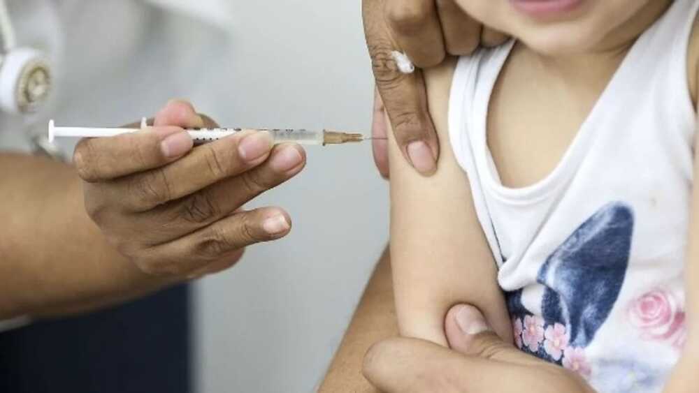 criança sendo vacinada contra a gripe